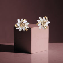 Charger l'image dans la galerie, Boucles d'oreilles en pétales nacrées
