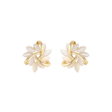 Charger l'image dans la galerie, Boucles d'oreilles en pétales nacrées