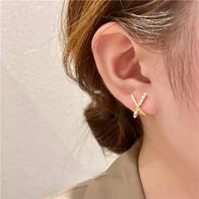 Charger l'image dans la galerie, Boucles d'oreilles croisées en perles et strass