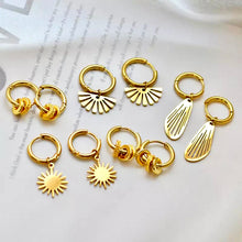 Charger l'image dans la galerie, Boucles d'oreilles étoile dorée en acier inoxydable