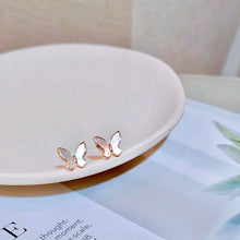 Charger l&#39;image dans la galerie, Boucles d&#39;oreilles papillon nacré

