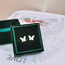 Charger l&#39;image dans la galerie, Boucles d&#39;oreilles papillon nacré
