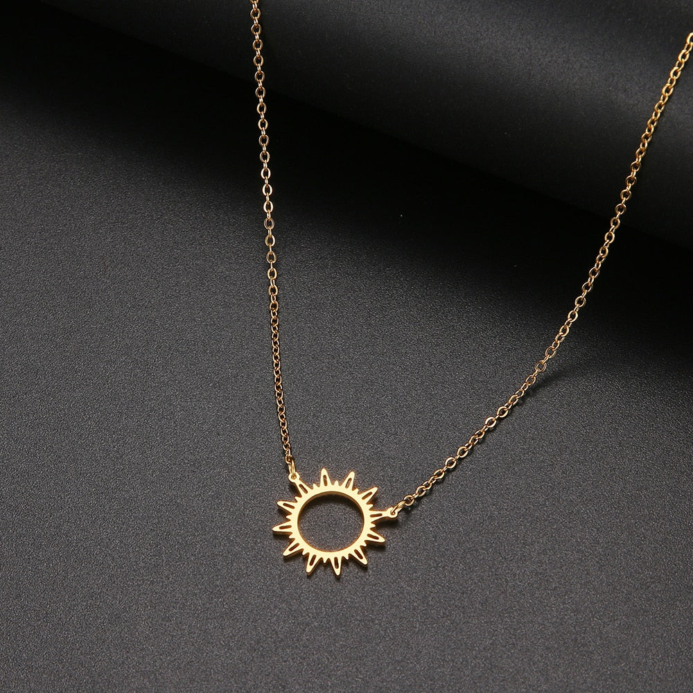 Collier avec pendentif soleil doré en acier inoxydable