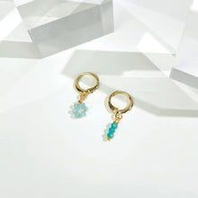 Charger l&#39;image dans la galerie, Boucles d&#39;oreilles pendantes en perles bleues
