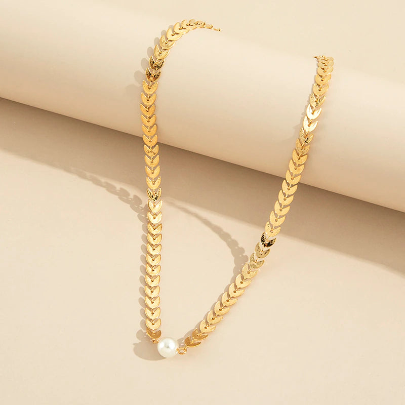 collier avec perle et chaîne en feuilles