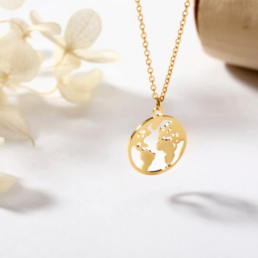 Collier carte du monde en acier inoxydable