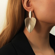 Charger l&#39;image dans la galerie, Boucles d&#39;oreilles festive en forme de feuille
