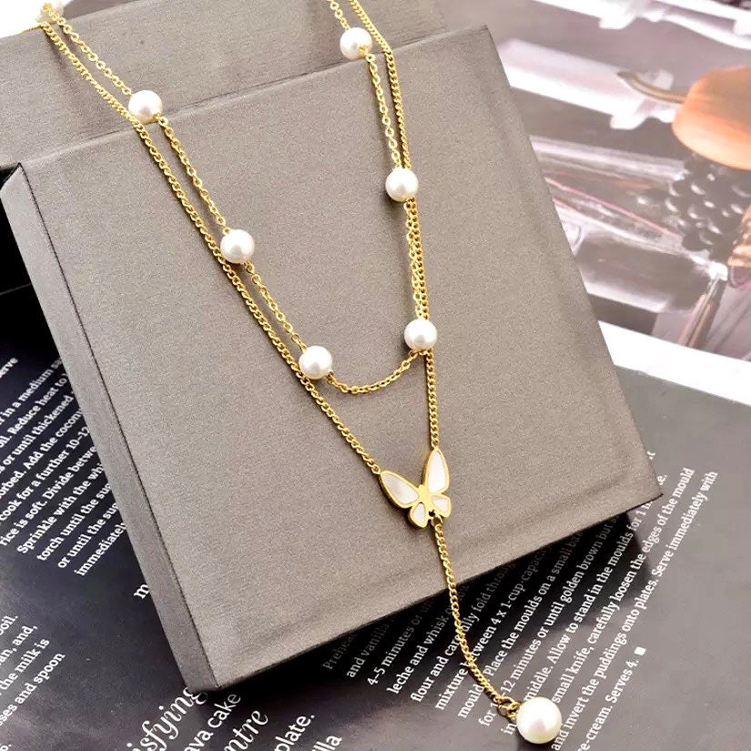 Collier en perles avec pendentif papillon en acier inoxydable